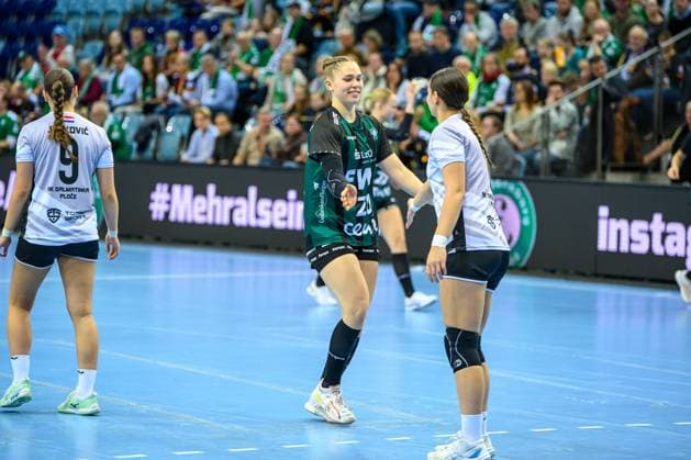 Handball Women EHF European League Women Qualification Round 3 Season 2025 2026 HC Dalmatinka Ploce vs VfL Oldenburg 16 11 2025 Ariane Pfundstein 20, VfL Oldenburg high-fives with her opponent