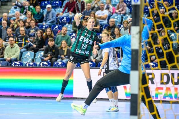 Handball Women EHF European League Women Qualification Round 3 Season 2025 2026 HC Dalmatinka Ploce vs VfL Oldenburg 16 11 2025 Jane Martens 13, VfL Oldenburg jumping, throwing the ball