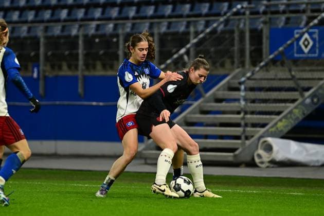 Soccer I Women I Season 2025 2026 I DFB Cup I Round of 16 I Hamburger SV Bayer 04 Leverkusen I 16 11 2025 Leni Marie Eggert 29, Hamburger SV Claudia Wenger 5, Bayer 04 Leverkusen Hamburg Volksparkstadion Hamburg Germany Copyright: xLobeca FelixxSchlikisx