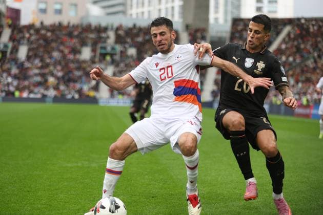 16 November 2025 FIFA World Cup, WM, Weltmeisterschaft, Fussball 2026 European Qualifiers, Round 6 Portugal vs Armenia Estadio de Dragao, Porto, Portugal 16 November 2025 FIFA World Cup 2026 European Qualifiers, Round 6 Portugal vs Armenia Estadio de Dragao, Porto, Portugal. Joao Cancelo and Sergey Muradyan