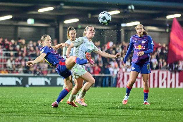 16 11 2025, GER, womens soccer, DFB Cup, round of 16, 2025 2026, RB Leipzig SV Werder Bremen Gina Chmielinski 10, RB Leipzig , action, defends ball Leipzig training center of the Red Bull Saxony Germany