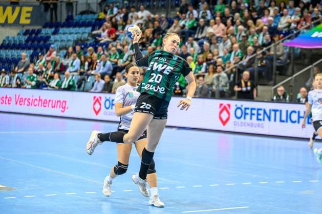 Handball Women EHF European League Women Qualification Round 3 Season 2025 2026 HC Dalmatinka Ploce vs VfL Oldenburg 16 11 2025 Ariane Pfundstein 20, VfL Oldenburg in jump, throw