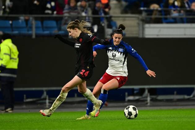 Soccer I Women I Season 2025 2026 I DFB Cup I Round of 16 I Hamburger SV Bayer 04 Leverkusen I 16 11 2025 Lilla Turanyi 24, Bayer 04 Leverkusen Vildan Kardesler 7, Hamburger SV Hamburg Volksparkstadion Hamburg Germany Copyright: xLobeca FelixxSchlikisx