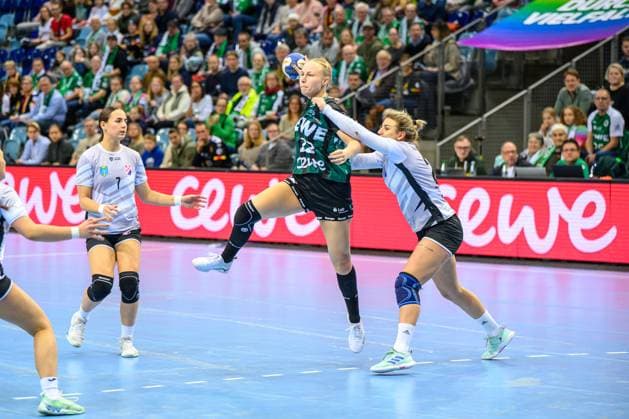 Handball Women EHF European League Women Qualification Round 3 Season 2025 2026 HC Dalmatinka Ploce vs VfL Oldenburg 16 11 2025 Lotta Röpcke 22, VfL Oldenburg in duel, duel, action