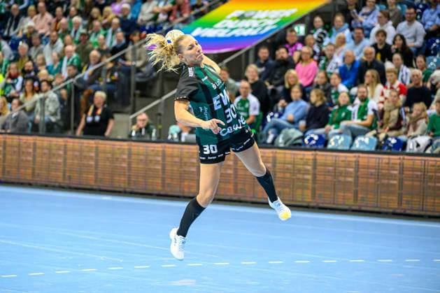 Handball Women EHF European League Women Qualification Round 3 Season 2025 2026 HC Dalmatinka Ploce vs VfL Oldenburg 16 11 2025 Jenny Behrend 30, VfL Oldenburg in jump, throw