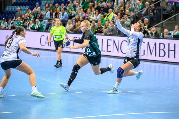 Handball Women EHF European League Women Qualification Round 3 Season 2025 2026 HC Dalmatinka Ploce vs VfL Oldenburg 16 11 2025 Lotta Röpcke 22, VfL Oldenburg at the start, Power