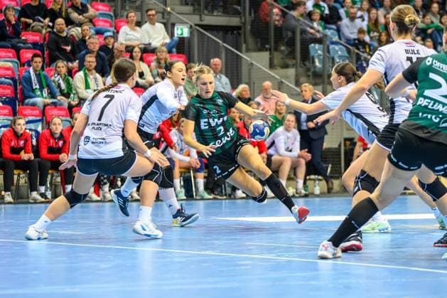 Handball Women EHF European League Women Qualification Round 3 Season 2025 2026 HC Dalmatinka Ploce vs VfL Oldenburg 16 11 2025 Lisa Borutta 2, VfL Oldenburg in duel, duel