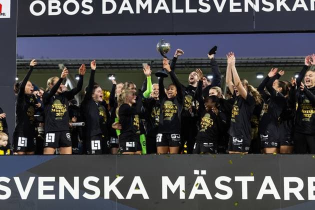 251116 Häcken celebrates with Crown Princess Victorias trophy after winning the Damallsvenskan and the football match between Häcken and Pitea on November 16, 2025 in Gothenburg  Copyright: MICHAELxERICHSEN BB251116MI040
