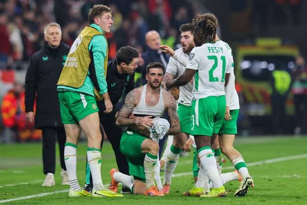 2026 FIFA World Cup, WM, Weltmeisterschaft, Fussball Qualifier Group F, Puskas ArÃ Troy Parrott celebrates scoring the winning goal with teammates 16 11 2025  Copyright: x INPHO RyanxByrnex RB1_6008