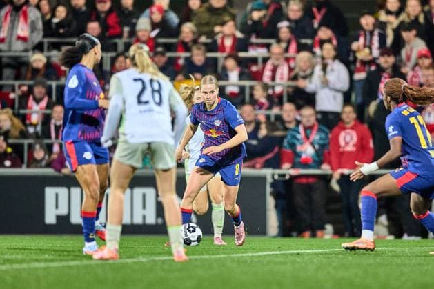 16 11 2025, GER, Womens soccer, DFB Cup, Round of 16, 2025 2026, RB Leipzig SV Werder Bremen Emilia Asgeirsdottir 8, RB Leipzig , action, dribbles towards goal Leipzig training center of the Red Bull Saxony Germany