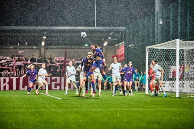 16 11 2025, GER, womens soccer, DFB Cup, round of 16, 2025 2026, RB Leipzig SV Werder Bremen opfballduell im Strafraum, Delice Boboy 17, RB Leipzig climbs high Leipzig training center of the Red Bull Saxony Germany