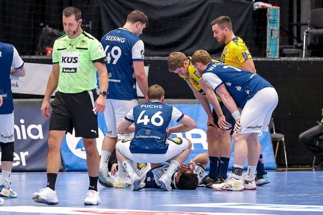 16 11 2025, Handball, HBL, Bergischer HC Rhein Neckar Löwen, Mitsubishi Electric HALLE Düsseldorf Eloy Morante Maldonado BHC 33 has to leave the pitch injured lies injured next to Julian Fuchs BHC 46 Aron Seesing BHC 49 on the floor North Rhine-Westphalia Germany