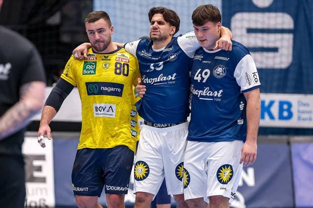 16 11 2025, Handball, HBL, Bergischer HC Rhein Neckar Löwen, Mitsubishi Electric HALLE Düsseldorf Eloy Morante Maldonado BHC 33 has to leave the pitch injured and is supported by Jannik Kohlbacher Rhein Neckar Löwen 80 and Aron Seesing BHC 49 North Rhine-Westphalia Germany