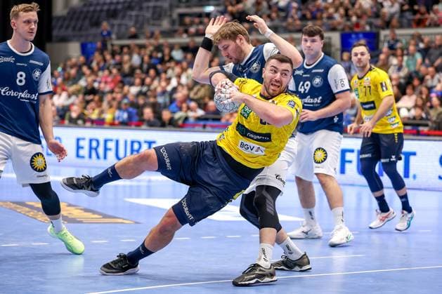 16 11 2025, Handball, HBL, Bergischer HC Rhein Neckar Löwen, Mitsubishi Electric HALLE Düsseldorf Jannik Kohlbacher Rhein Neckar Löwen 80 throws the ball at the goal North Rhine-Westphalia Germany