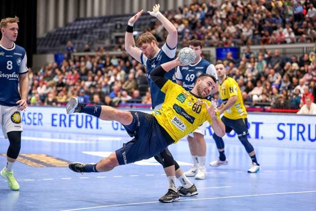 16 11 2025, Handball, HBL, Bergischer HC Rhein Neckar Löwen, Mitsubishi Electric HALLE Düsseldorf Jannik Kohlbacher Rhein Neckar Löwen 80 throws the ball at the goal North Rhine-Westphalia Germany