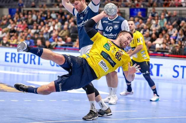 16 11 2025, Handball, HBL, Bergischer HC Rhein Neckar Löwen, Mitsubishi Electric HALLE Düsseldorf Jannik Kohlbacher Rhein Neckar Löwen 80 throws the ball at the goal North Rhine-Westphalia Germany
