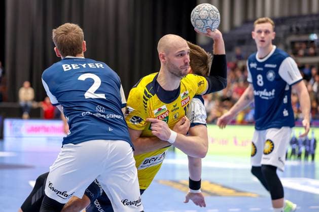 16 11 2025, Handball, HBL, Bergischer HC Rhein Neckar Löwen, Mitsubishi Electric HALLE Düsseldorf Noah Beyer BHC 02 in a duel against Lukas Sandell Rhein Neckar Löwen 11 North Rhine-Westphalia Germany