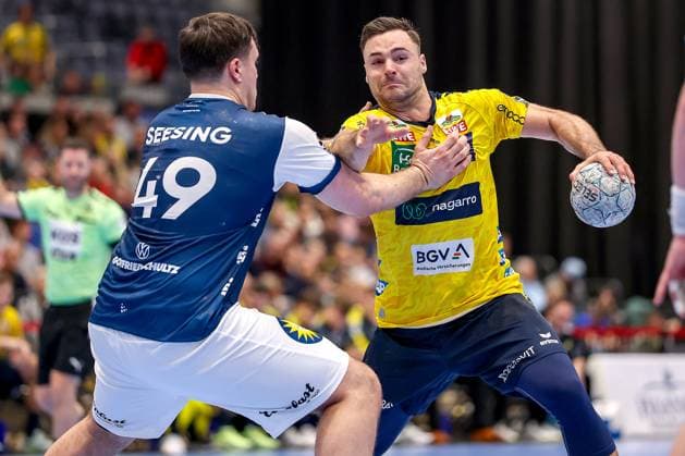 16 11 2025, Handball, HBL, Bergischer HC Rhein Neckar Löwen, Mitsubishi Electric HALLE Düsseldorf Sebastian Heymann Rhein Neckar Löwen 13 in duel against Aron Seesing BHC 49 North Rhine-Westphalia Germany
