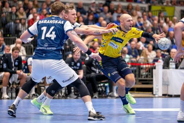 16 11 2025, Handball, HBL, Bergischer HC Rhein Neckar Löwen, Mitsubishi Electric HALLE Düsseldorf Gerdas Babarskas BHC 14 in a duel against Lukas Sandell Rhein Neckar Löwen 11 North Rhine-Westphalia Germany