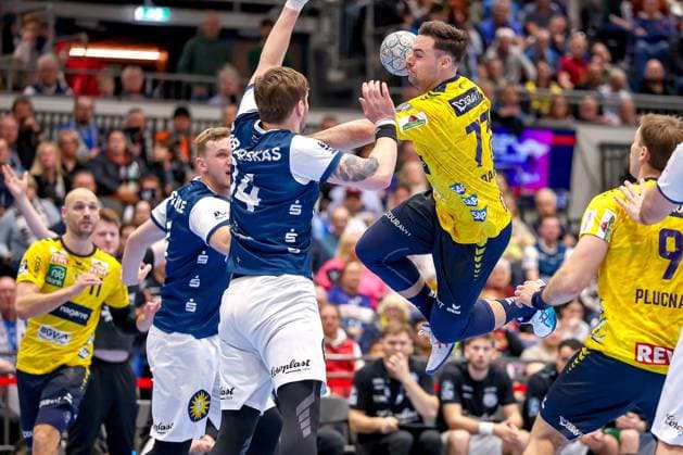 16 11 2025, Handball, HBL, Bergischer HC Rhein Neckar Löwen, Mitsubishi Electric HALLE Düsseldorf Gerdas Babarskas BHC 14 in a duel against Dani Baijens Rhein Neckar Löwen 77 North Rhine-Westphalia Germany