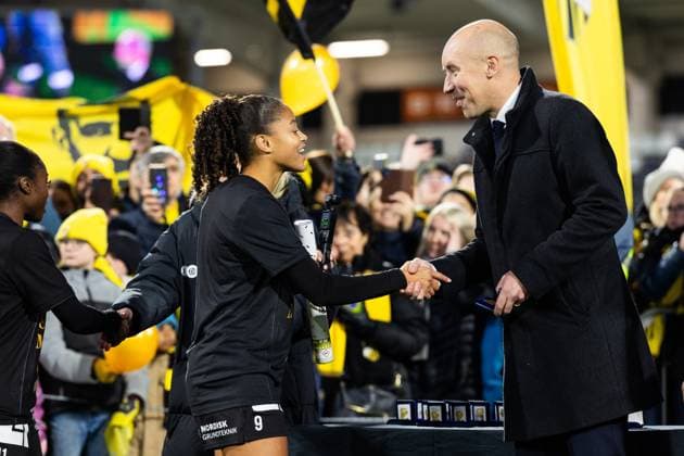 251116 Häckens Felicia Schröder and the Swedish Football Associations chairman Simon Aström after the football match in Damallsvenskan between Häcken and Pitea on November 16, 2025 in Gothenburg  Copyright: MICHAELxERICHSEN BB251116MI041