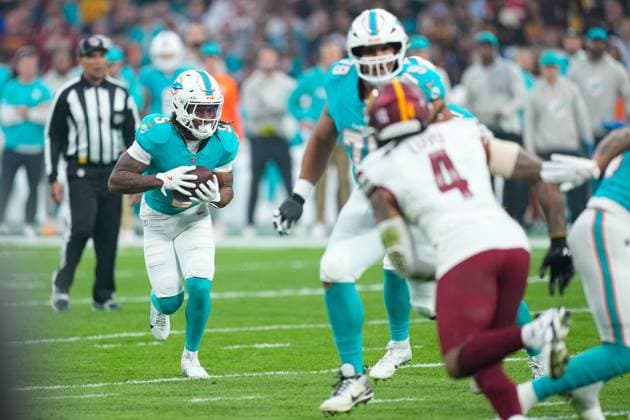 November 16, 2025, Madrid, Madrid, Spain: Jaylen Wright of the Miami Dolphins runs with the ball during the National Football League NFL, American Football Herren, USA 2025 Madrid Game, match played between Miami Dolphins and Washington Commanders at Bernabeu stadium on November 16, 2025, in Madrid, Spain. Madrid Spain - ZUMAa181 20251116_zaa_a181_042 Copyright: xOscarxJ.xBarrosox