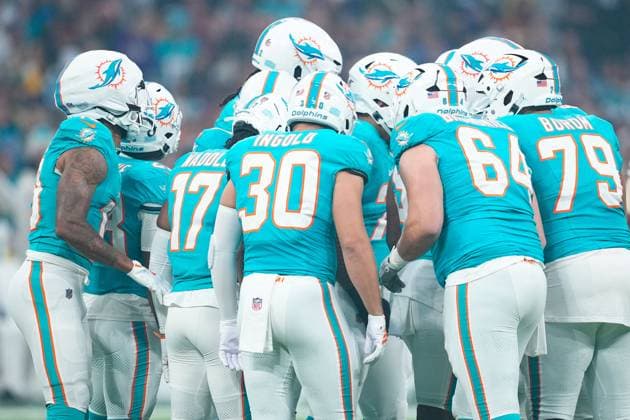 November 16, 2025, Madrid, Madrid, Spain: Miami Dolphins players huddle during the National Football League NFL, American Football Herren, USA 2025 Madrid Game, match played between Miami Dolphins and Washington Commanders at Bernabeu stadium on November 16, 2025, in Madrid, Spain. Madrid Spain - ZUMAa181 20251116_zaa_a181_050 Copyright: xOscarxJ.xBarrosox