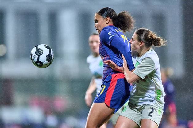 16 11 2025, GER, womens soccer, DFB Cup, round of 16, 2025 2026, RB Leipzig SV Werder Bremen Lisa Baum 11, RB Leipzig, left , Chiara D Angelo 2, SV Werder Bremen , action, duel for ball Leipzig training center of the Red Bull Saxony Germany