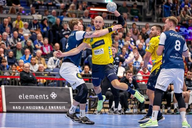 16 11 2025, Handball, HBL, Bergischer HC Rhein Neckar Löwen, Mitsubishi Electric HALLE Düsseldorf Gerdas Babarskas BHC 14 in a duel against Lukas Sandell Rhein Neckar Löwen 11 North Rhine-Westphalia Germany