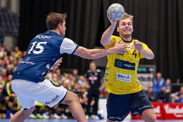 16 11 2025, Handball, HBL, Bergischer HC Rhein Neckar Löwen, Mitsubishi Electric HALLE Düsseldorf Lars Kooij BHC 15 in duel against Mathias Larson Rhein Neckar Löwen 04 North Rhine-Westphalia Germany