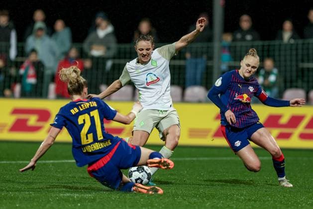 from left Julia Landenberger RB Leipzig, 21 , Verena Wieder SV Werder Bremen, 31 and Victoria Krug RB Leipzig, 20 in duel, duel, dynamics, action, action, game scene, THE DFB REGULATIONS PROHIBIT ANY USE OF PHOTOGRAPHS AS IMAGE SEQUENCES AND OR QUASI VIDEO , 16 11 2025, Leipzig Germany , Football, DFB Pokal Women, RB Leipzig SV Werder Bremen xobx