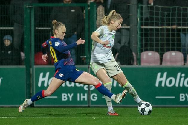from left Victoria Krug RB Leipzig, 20 and Sharon Beck SV Werder Bremen, 27 in a duel, dynamic, action, action, game scene, THE DFB REGULATIONS PROHIBIT ANY USE OF PHOTOGRAPHS AS IMAGE SEQUENCES AND OR QUASI VIDEO , 16 11 2025, Leipzig Germany , Football, DFB Pokal Women, RB Leipzig SV Werder Bremen xobx