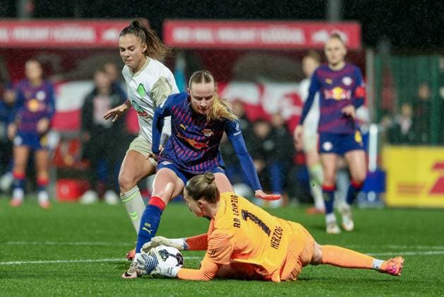 from left Maja Sternad SV Werder Bremen, 11 , Nikoline Dudek RB Leipzig, 24 and Elvira Herzog goalkeeper, goalkeeper, RB Leipzig, 1 in duel, duel, dynamics, action, action, game scene, THE DFB REGULATIONS PROHIBIT ANY USE OF PHOTOGRAPHS AS IMAGE SEQUENCES AND OR QUASI VIDEO , 16 11 2025, Leipzig Germany , Football, DFB Pokal Women, RB Leipzig SV Werder Bremen xobx