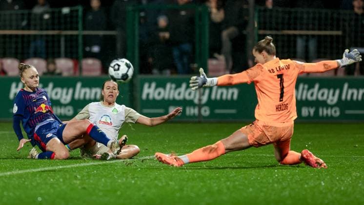 from left Victoria Krug RB Leipzig, 20 , Larissa Mühlhaus SV Werder Bremen, 7 and Elvira Herzog goalkeeper, goalkeeper, RB Leipzig, 1 in duel, duel, dynamics, action, action, game scene, THE DFB REGULATIONS PROHIBIT ANY USE OF PHOTOGRAPHS AS IMAGE SEQUENCES AND OR QUASI VIDEO , 16 11 2025, Leipzig Germany , Football, DFB Cup Women, RB Leipzig SV Werder Bremen xobx