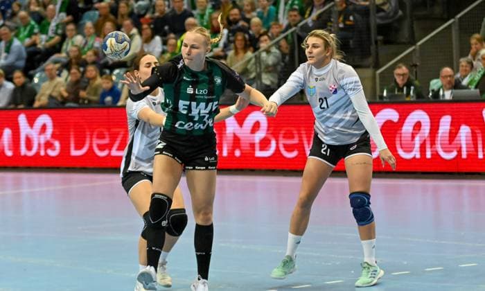 Lotta Roepcke VfL Oldenburg, 22 against Andela Susak Dalmatinka Ploce, 21 and Antea Jerkovic Dalmantinka Ploce, 09 covered RK Dalmantinka Ploce vs VfL Oldenburg, EHF European League Qualification, 3rd round, 2025 2026 season, 16 11 2025, RK Dalmantinka Ploce vs VfL Oldenburg, EHF European League Qualification, 3rd round, 2025 2026 season, 16 11 2025 Oldenburg Copyright: xEibner-Pressefoto RobertxGertzenx EP_RGN