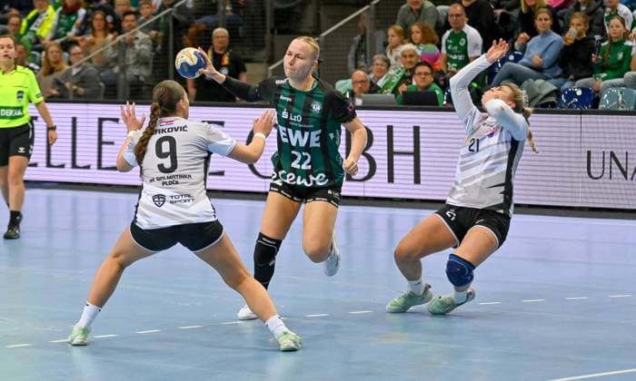 Lotta Roepcke VfL Oldenburg, 22 vs Andela Susak Dalmatinka Ploce, 21 and Antea Jerkovic Dalmantinka Ploce, 09 RK Dalmantinka Ploce vs VfL Oldenburg, EHF European League Qualification, 3rd round, 2025 2026 season, 16 11 2025, RK Dalmantinka Ploce vs VfL Oldenburg, EHF European League Qualification, 3rd round, 2025 2026 season, 16 11 2025 Oldenburg Copyright: xEibner-Pressefoto RobertxGertzenx EP_RGN