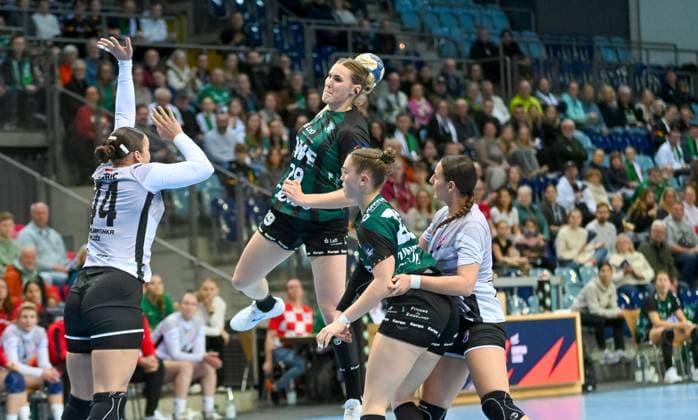 Paulina Golla VfL Oldenburg, 29 on the throw Karla Lovric Dalmatinka Ploce, 44 attempts the block RK Dalmantinka Ploce vs VfL Oldenburg, EHF European League Qualification, 3rd round, 2025 2026 season, 16 11 2025, RK Dalmantinka Ploce vs VfL Oldenburg, EHF European League Qualification, 3rd round, 2025 2026 season, 16 11 2025 Oldenburg Copyright: xEibner-Pressefoto RobertxGertzenx EP_RGN