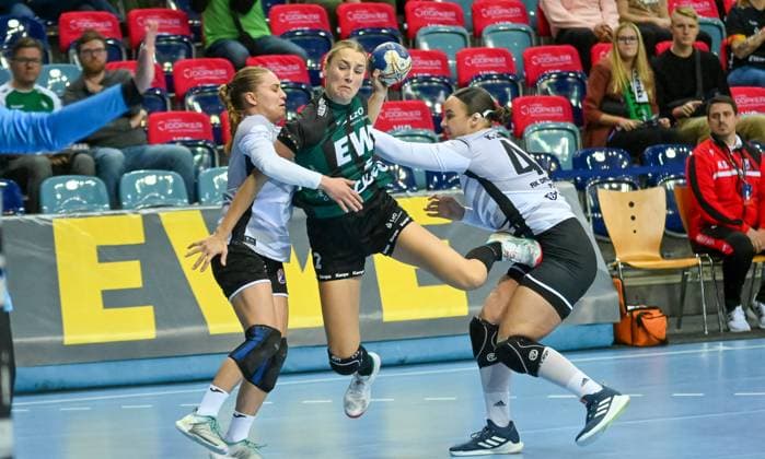 Lisa Borutta VfL Oldenburg, 02 vs Ema Barbir Dalmatinka Ploce, 20 and Karla Lovric Dalmatinka Ploce, 44 RK Dalmantinka Ploce vs VfL Oldenburg, EHF European League Qualification, 3rd round, 2025 2026 season, 16 11 2025, RK Dalmantinka Ploce vs VfL Oldenburg, EHF European League Qualification, 3rd round, 2025 2026 season, 16 11 2025 Oldenburg Copyright: xEibner-Pressefoto RobertxGertzenx EP_RGN