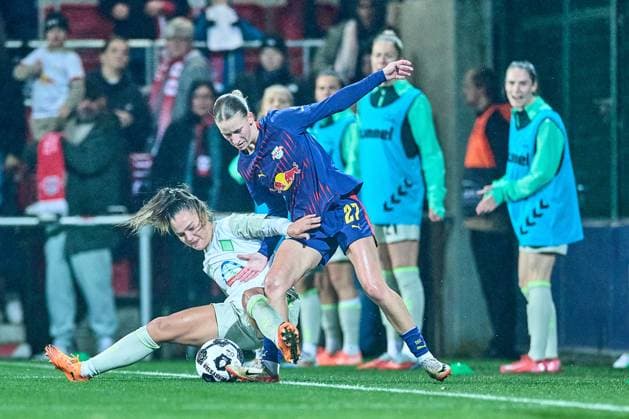 16 11 2025, GER, womens soccer, DFB Cup, round of 16, 2025 2026, RB Leipzig SV Werder Bremen Marlene Müller 27, RB Leipzig fighting for the ball, on the touchline Leipzig training center of the Red Bull Saxony Germany