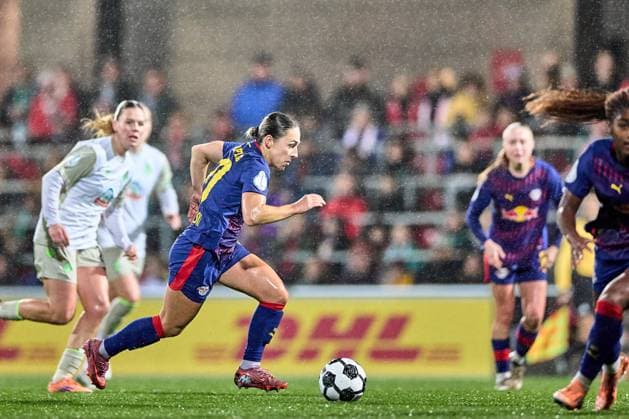 16 11 2025, GER, womens soccer, DFB Cup, round of 16, 2025 2026, RB Leipzig SV Werder Bremen Gina Chmielinski 10, RB Leipzig , free position, action, dribbles, in the rain Leipzig training center of the Red Bull Saxony Germany
