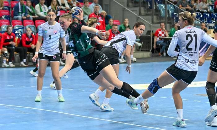 Ariane Pfundstein VfL Oldenburg, 20 vs Andela Susak Dalmatinka Ploce, 21 RK Dalmantinka Ploce vs VfL Oldenburg, EHF European League Qualification, 3 Round, Season 2025 2026, 16 11 2025, RK Dalmantinka Ploce vs VfL Oldenburg, EHF European League Qualification, 3 Round, Season 2025 2026, 16 11 2025 Oldenburg Copyright: xEibner-Pressefoto RobertxGertzenx EP_RGN