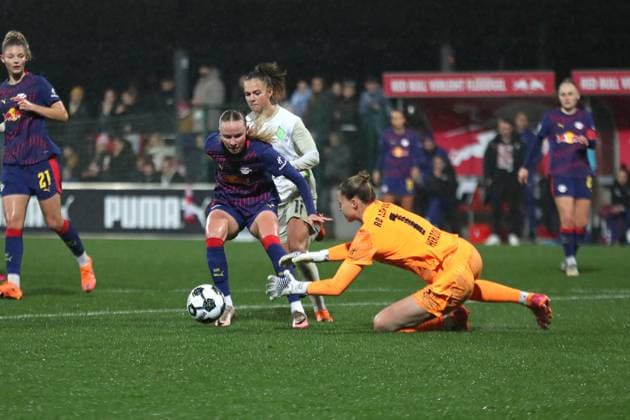 DFB Pokal Women RB Leipzig SV Werder Bremen 16 11 2025 Nikoline Dudek 24, RB Leipzig saves against Maja Sternad 11, Werder Bremen, Goalkeeper Elvira Herzog 1, RB Leipzig grabs the ball Football, DFB Pokal Women, Season 2025 2026, Round of 16 RB Leipzig vs SV Werder Bremen on 16 11 2025, Training Center Cottaweg, Leipzig DFB REGULATIONS PROHIBIT ANY USE OF PHOTOGRAPHS AS IMAGE SEQUENCES AND OR QUASI VIDEO Copyright: xBEAUTIFULxSPORTS JanxKaeferx