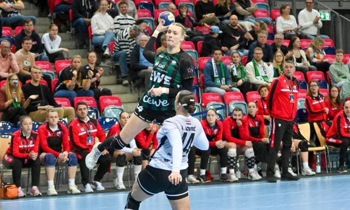 LIsa Marie Fragge VfL Oldenburg, 44 vs Karla Lovric Dalmatinka Ploce, 44 RK Dalmantinka Ploce vs VfL Oldenburg, EHF European League Qualification, 3 Round, Season 2025 2026, 16 11 2025, RK Dalmantinka Ploce vs VfL Oldenburg, EHF European League Qualification, 3 Round, Season 2025 2026, 16 11 2025 Oldenburg Copyright: xEibner-Pressefoto RobertxGertzenx EP_RGN