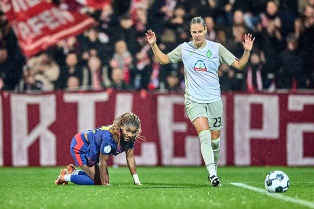 16 11 2025, GER, womens soccer, DFB Pokal, round of 16, 2025 2026, RB Leipzig SV Werder Bremen Delice Boboy 17, RB Leipzig on the ground, Hanna Nemeth 23, SV Werder Bremen has nothing to do with it Leipzig training center of the Red Bull Saxony Germany