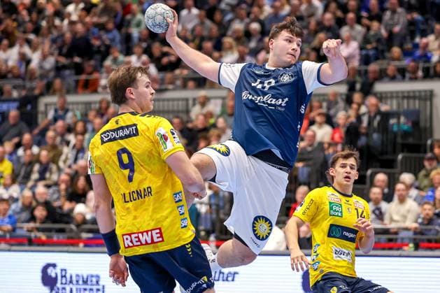 16 11 2025, Handball, HBL, Bergischer HC Rhein Neckar Löwen, Mitsubishi Electric HALLE Düsseldorf Aron Seesing BHC 49 throws past Steven Plucnar Jacobsen Rhein Neckar Löwen 09 on goal North Rhine-Westphalia Germany