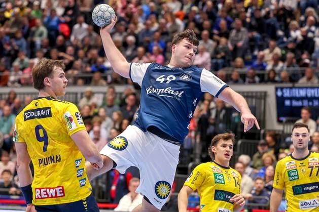 16 11 2025, Handball, HBL, Bergischer HC Rhein Neckar Löwen, Mitsubishi Electric HALLE Düsseldorf Aron Seesing BHC 49 throws past Steven Plucnar Jacobsen Rhein Neckar Löwen 09 on goal North Rhine-Westphalia Germany