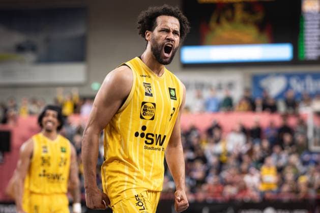 Tigers Tuebingen Paderborn Baskets, Herren, 2 Bundesliga, Barmer 2 Basketball Bundesliga, pro A, 9 Spieltag, Spielzeit 2025 2026, 16 11 2025 Miles Tention Tigers Tuebingen, 03 jubelt zum Tuebinger Fanclub