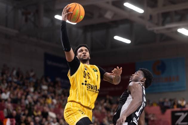 Tigers Tuebingen Paderborn Baskets, Men, 2 Bundesliga, Barmer 2 Basketball Bundesliga, pro A, 9 Spieltag, Spielzeit 2025 2026, 16 11 2025 Bernard Pelote Tigers Tuebingen, 01 beim Wurf