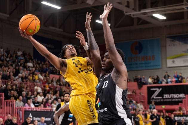 Tigers Tuebingen Paderborn Baskets, Men, 2 Bundesliga, Barmer 2 Basketball Bundesliga, pro A, 9 Spieltag, Spielzeit 2025 2026, 16 11 2025 Jacobi Wood Tigers Tuebingen, 24 at basket closing against Jalen Johnson Paderborn Baskets, 13