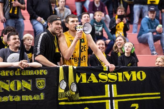 Tigers Tuebingen Paderborn Baskets, Herren, 2 Bundesliga, Barmer 2 Basketball Bundesliga, pro A, 9 Spieltag, Spielzeit 2025 2026, 16 11 2025 Till Joscha Joenke Tigers Tuebingen, 26 im Fanblock zum gemeinsamen Humba nach dem Spiel